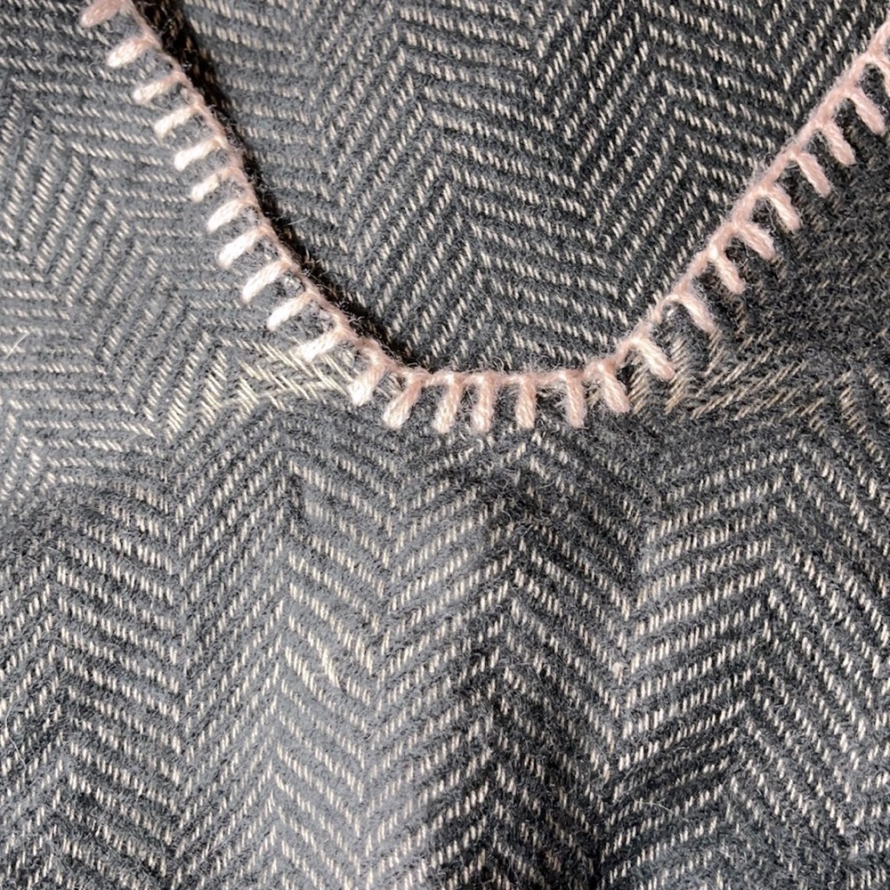 VINCE CAMUTO Chevron Ruana O/S - Picture 13 of 13
